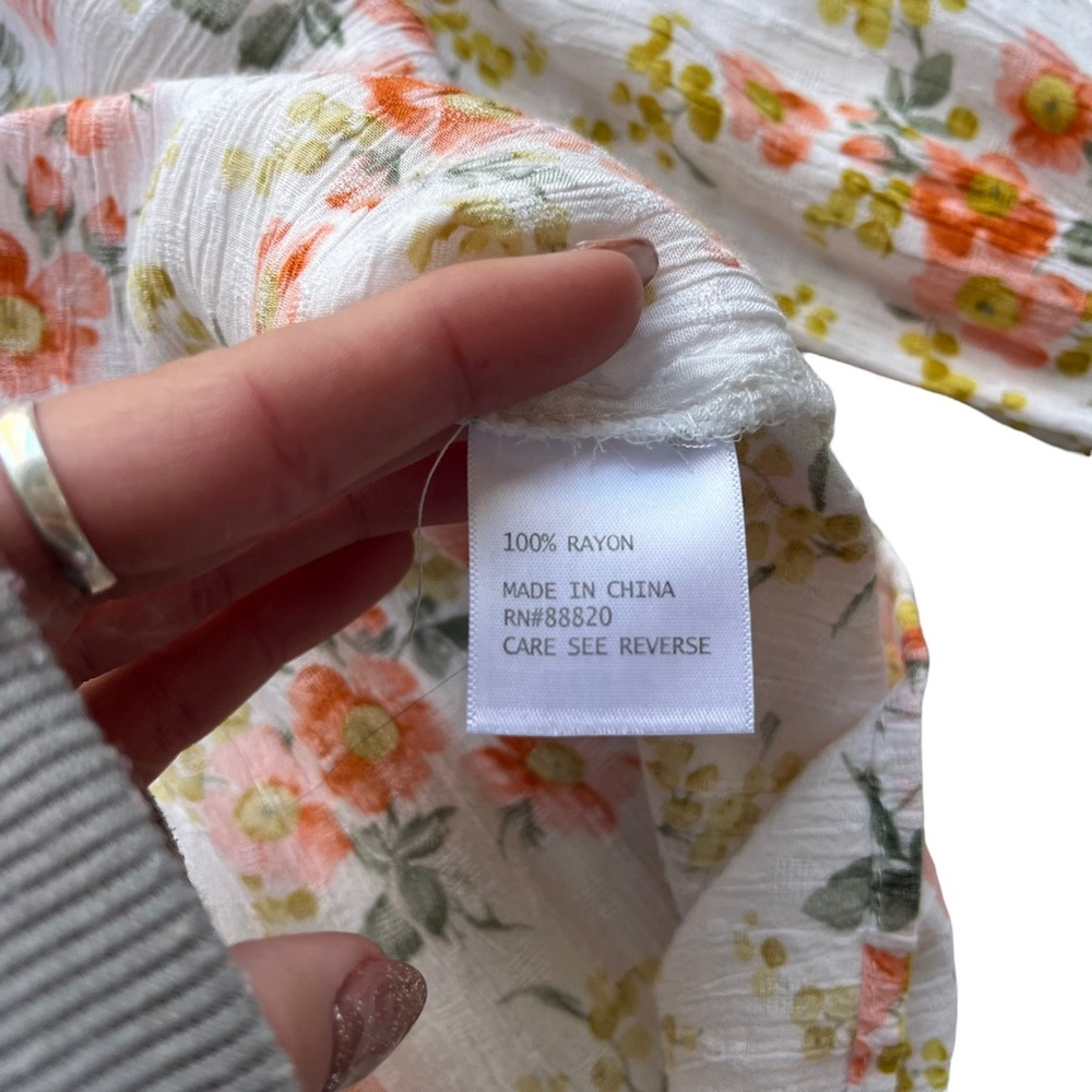 Cupcakes and cashmere Womens Sz Large Peach & White Floral Smocked Ruffle Blouse - Picture 6 of 13